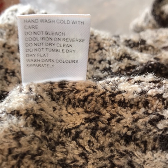 Valentine Cardigan Sweater Size M - Picture 6 of 6